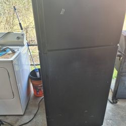 Black Refrigerator r