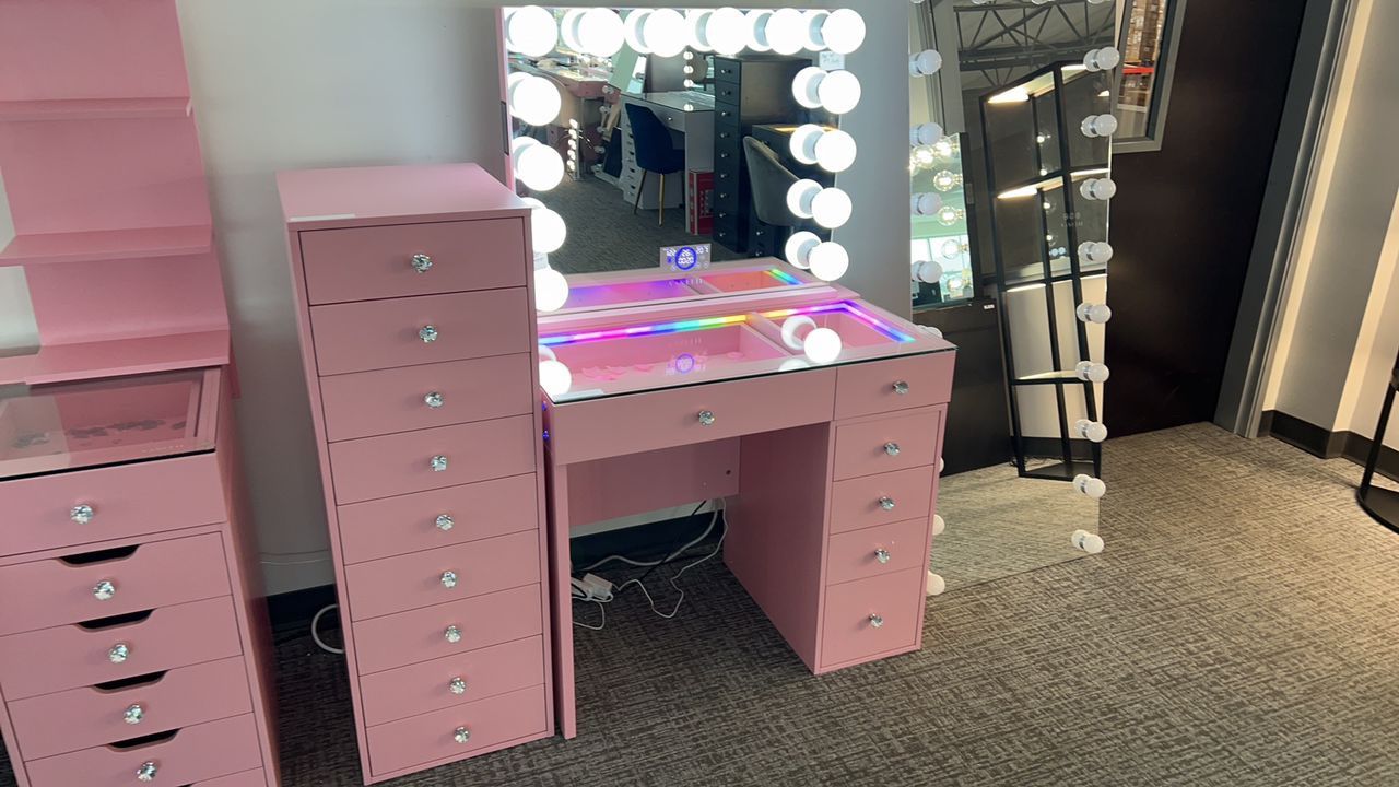 Pink Vanity W/ Free Side Chest Limited Time 🥰😻
