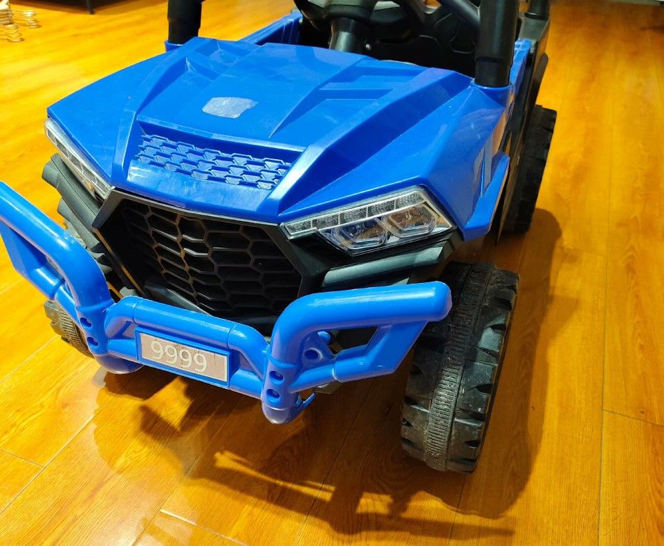 The children's electric off-road vehicle comes with a remote control