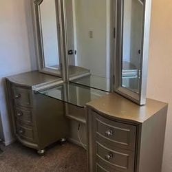 Make UP vanity Or DESK