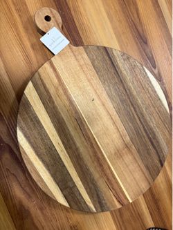Round wooden cutting board