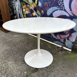 White Circle Saarinen Style Tulip Table (U9B9HD)