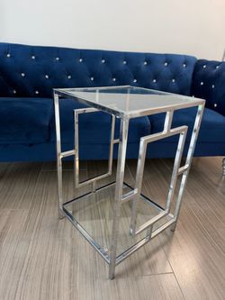 Modern Chrome & Glass End Table – Excellent Condition