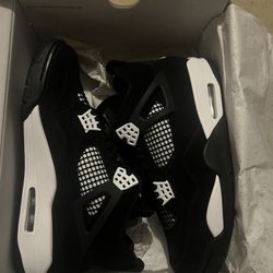 Jordan 4 Retro White Thunder      Sz 7 grade school   Brand new 