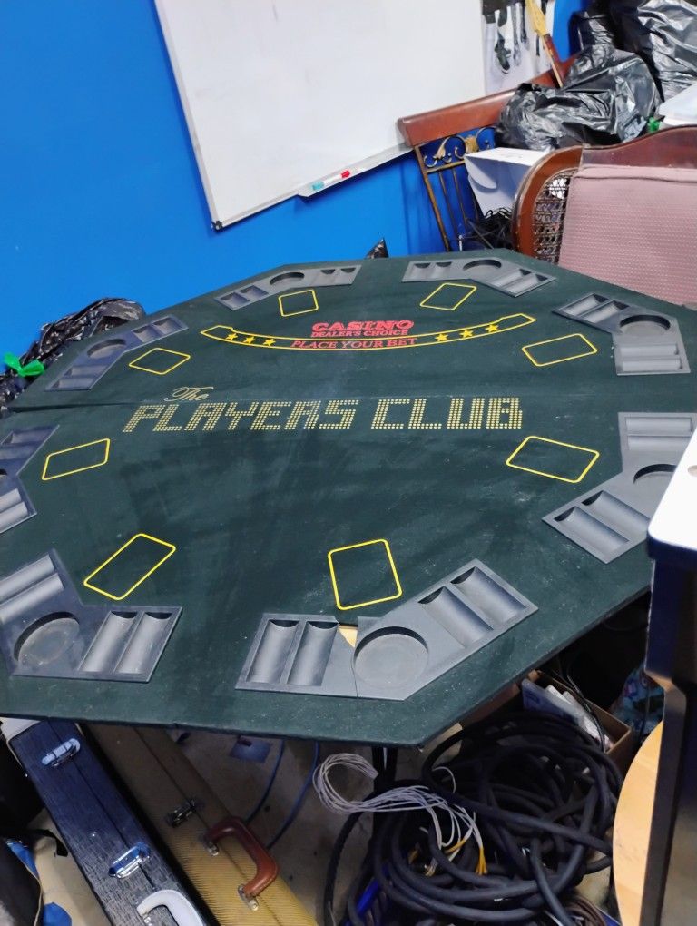 Foldable felt poker table