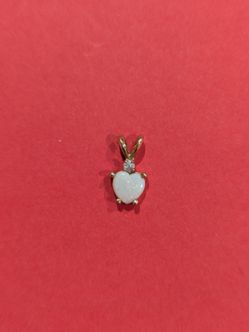 Dainty Opal pendant 10kt