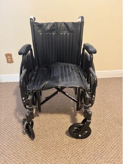 Silla de Ruedas Estándar Plegable - ¡Excelente estado general! (Requiere reparación menor en neumático)