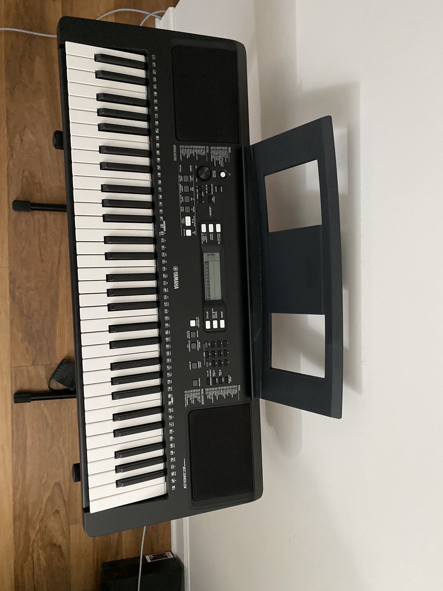 Yamaha Psre63 keyboard w/ stand