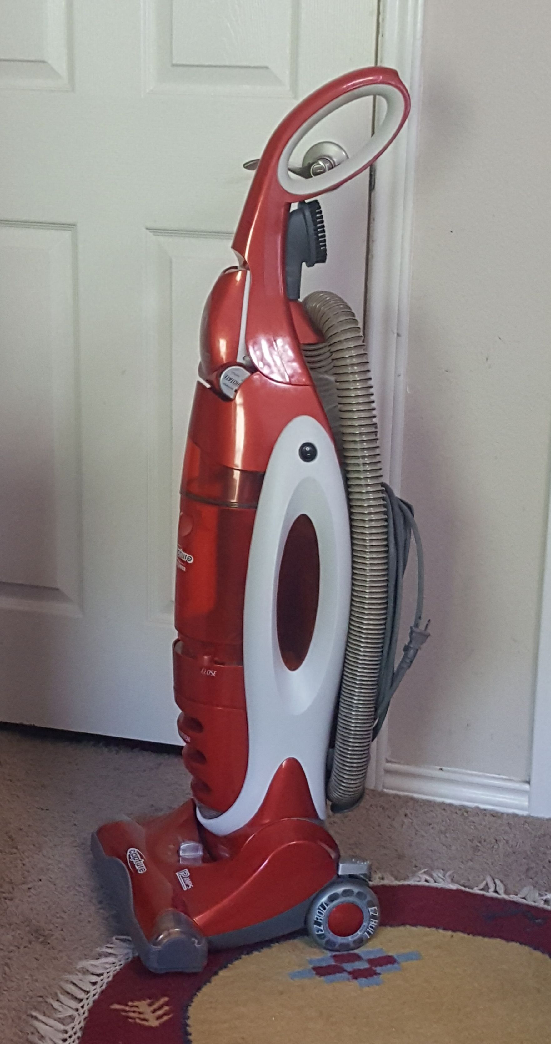 Eureka Capture Bagless Upright Vacuum Cleaner W Telescopic Duster for