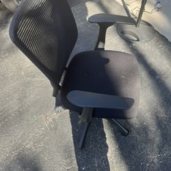 Black Office Desk Chair With Armrests 