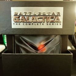 Battlestar Galactica: The Complete 2004 Series (+Collectible Cylon)