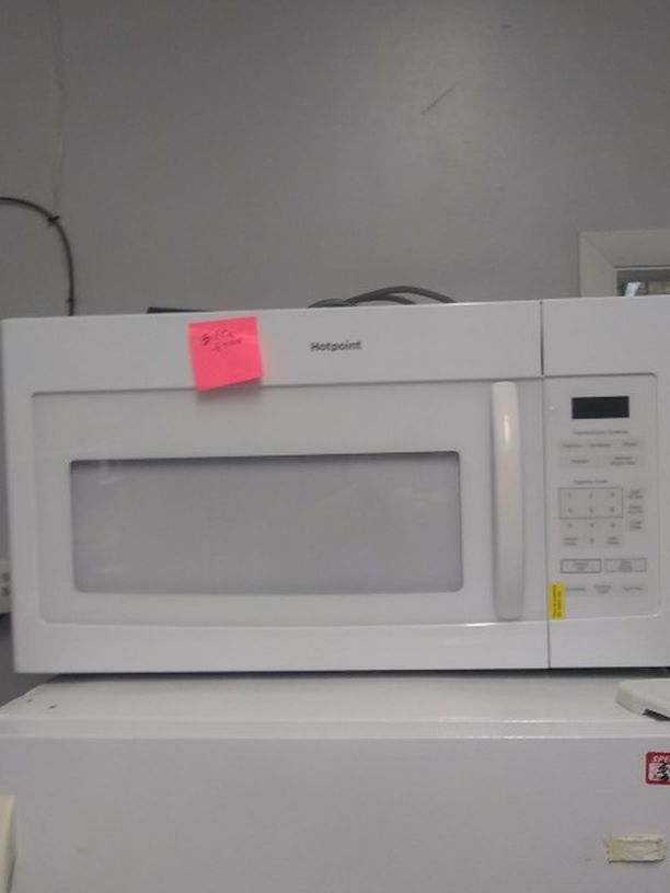 Brand New Hotpoint Microwave With Lite Scratch And Dent