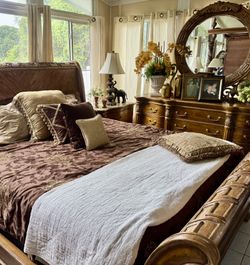 King Size Solid Wood Sleigh Bedroom Set ā 5 Pieces