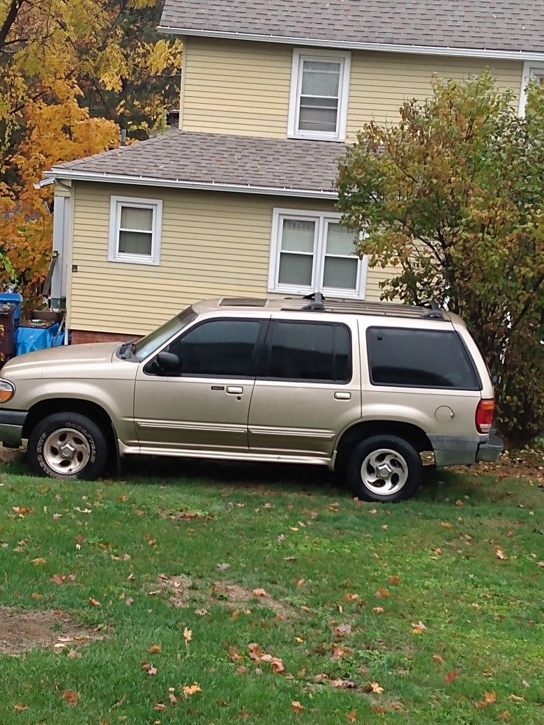 2000 Ford Explorer