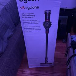 Dyson V8