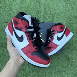 Jordan 1 Mid “Chicago Black Toe” Size: 8.5M