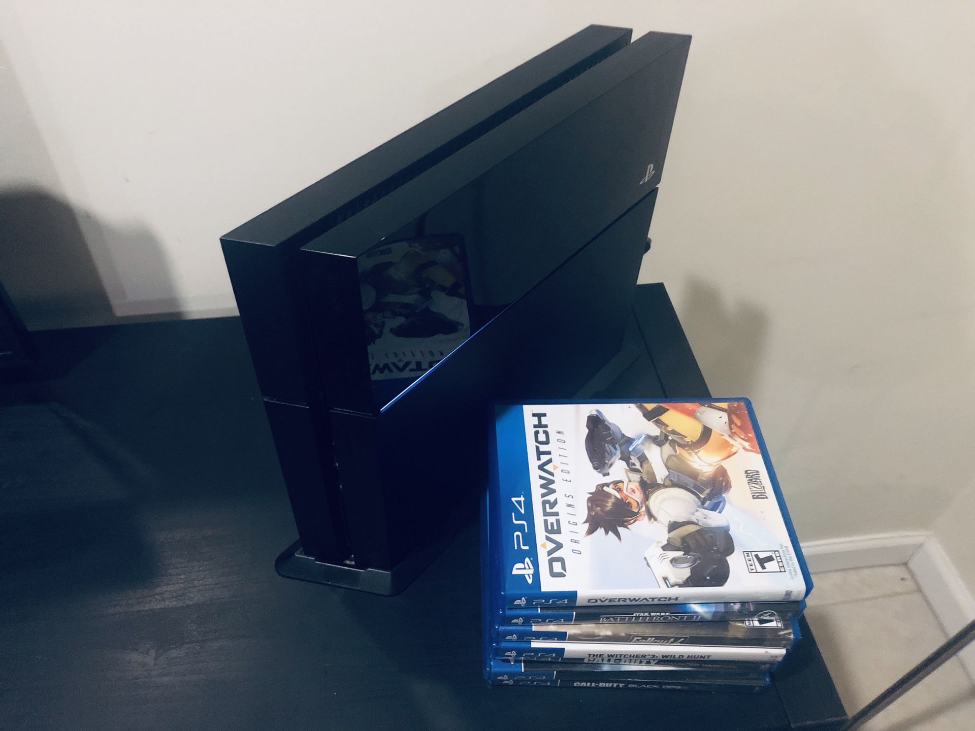 PS4 500GB. 1 controller. 7 games