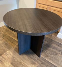 Round laminate table