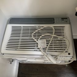 BIG AC UNIT 1200 BTU - GREAT CONDITION 