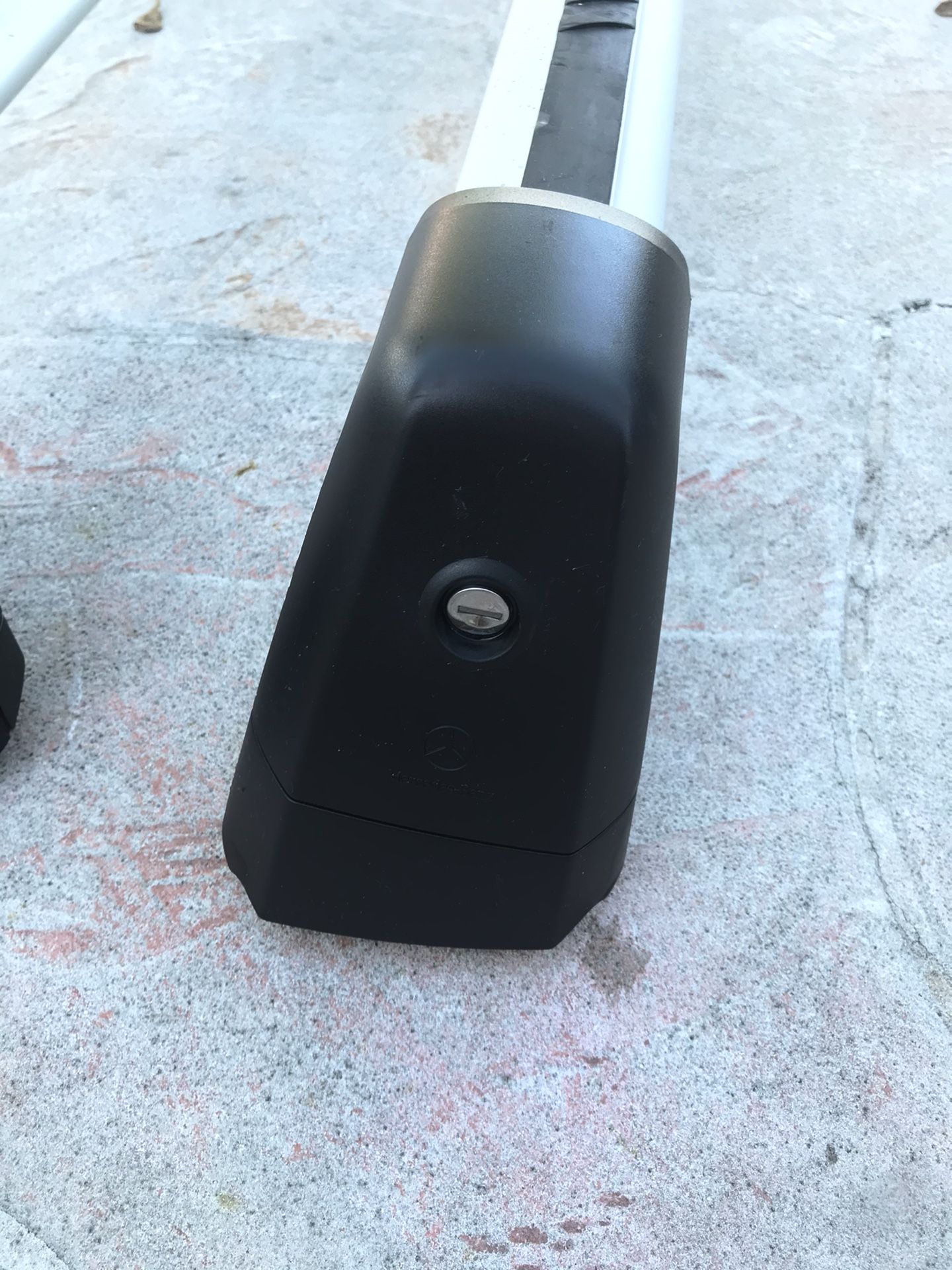 Mercedes R350 roof rack complete for Sale in Hialeah, FL OfferUp