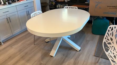 West Elm Poppy White Expandable Dining Table in Contractor Grade /quality (no scratches) white Lacquer and 4 classic modern chairs