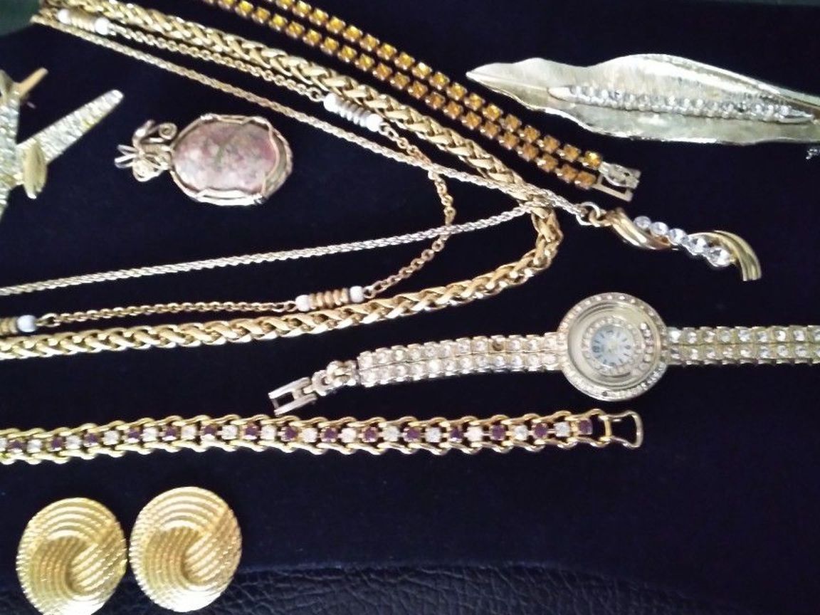 Variety Lot Of Goldtone Jewelry