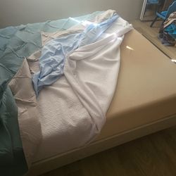 Queen-Size Bed《Memory Foam Mattress + Frame + Headboard + Cover — Excellent Condition》