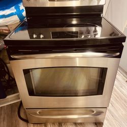 Whirlpool 30” stainless steel electric stove — solid, reliable stove ready to use.