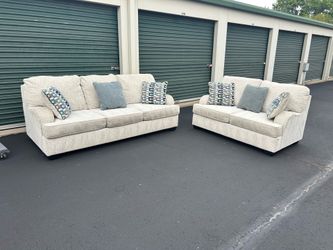 Couch and loveseat set cash only
