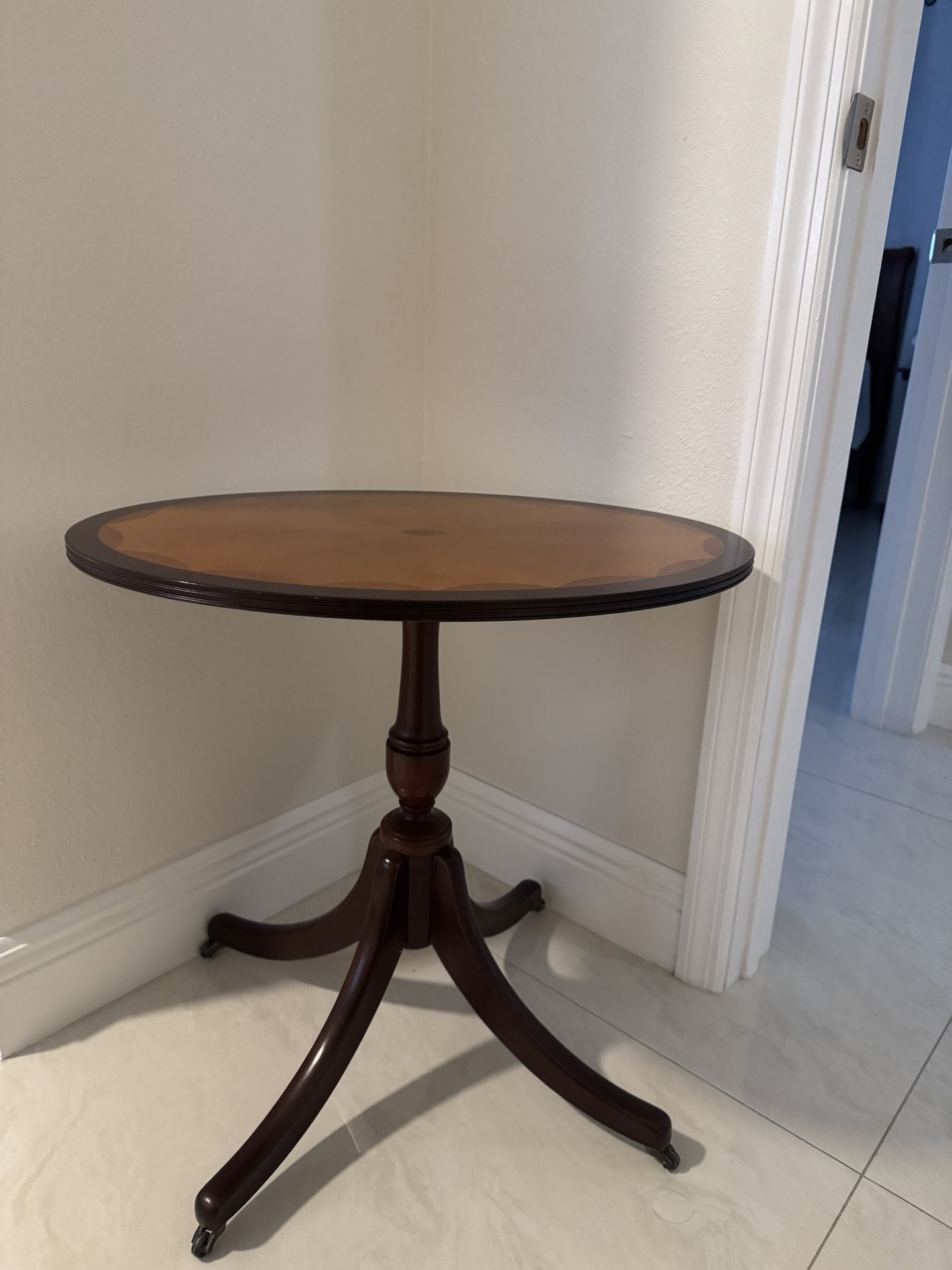 Bombay Swivel 24” Table