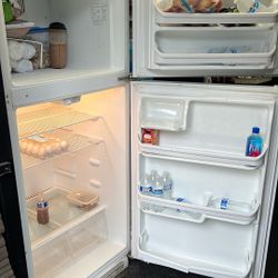 Frigidaire 18.2 Cu Ft Fridge/Freezer 