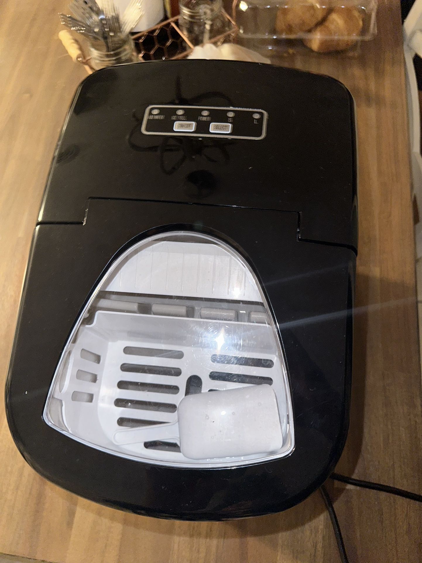 Ice making machine. It works well. I don't need it anymore!