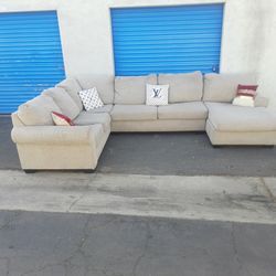 Huge Sectional Couch , Light Gray Very Nice, 