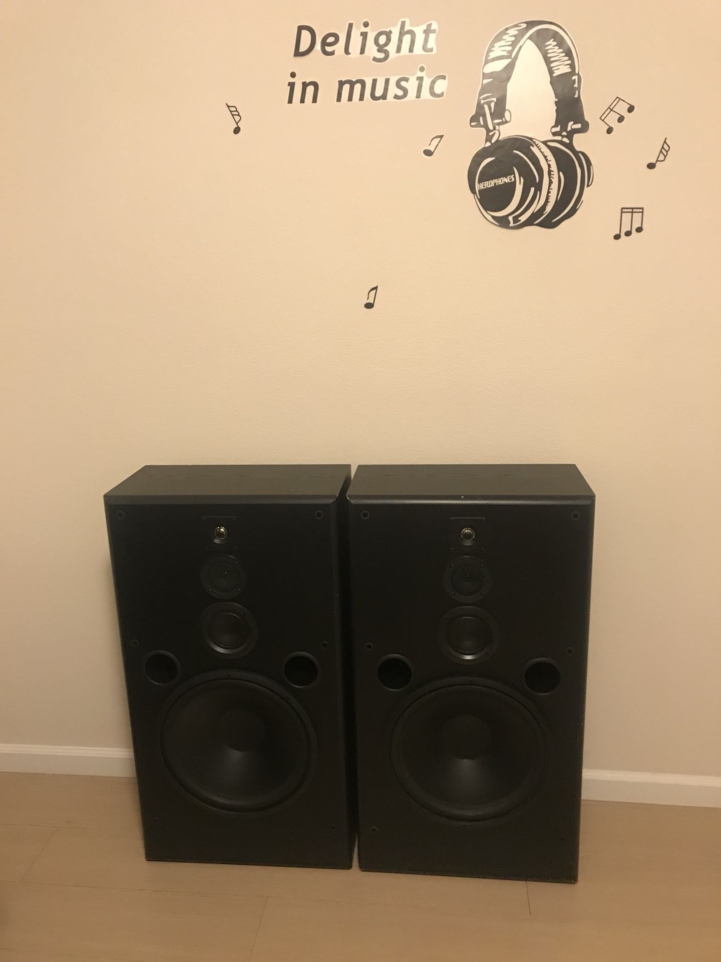 KLH 9154 15” 4 Way 300W Speakers in MINT Condition