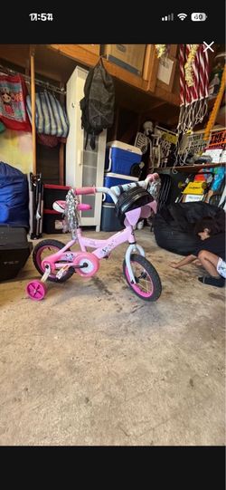 Kids Minnie Mouse bike w training wheel flat tires