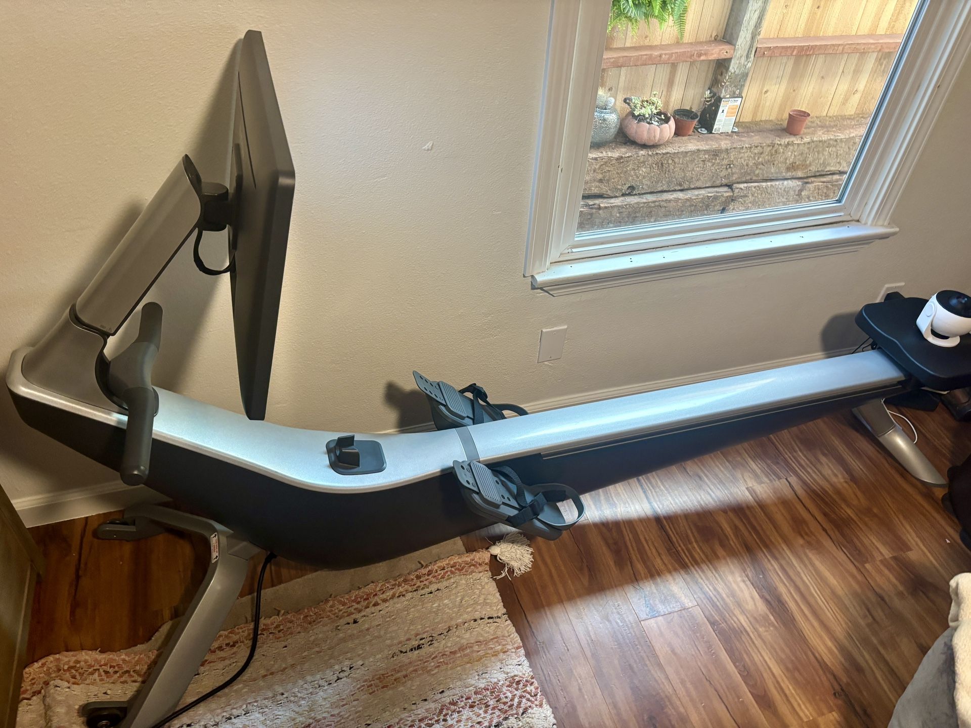 Hydro Pro Rowing Machine With Immersive 22’ HD Rotating Screen