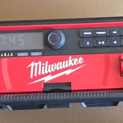 Milwaukee M18 PACKOUT Cordless Job Site Radio/Charger