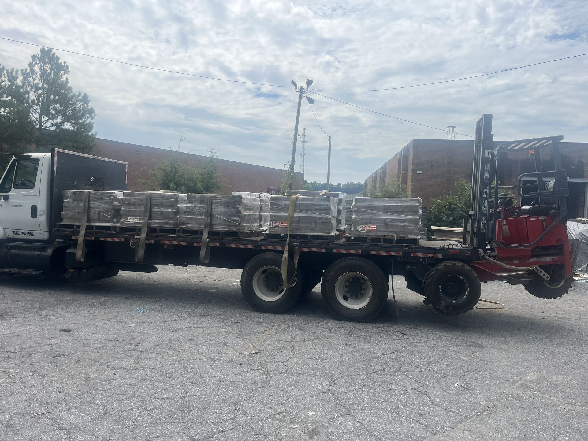 Flatbed with forklift