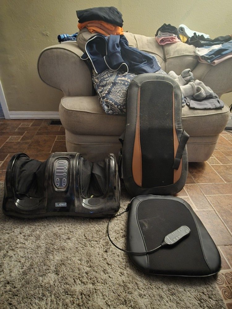 Aparatos Oara Dar Masajes Uno Para Los Pies Y El Otro Para Las Sentaderasby La Espalda