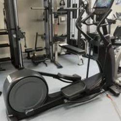 Precor EFX885 Elliptical Fitness Crosstrainer with P82 Console