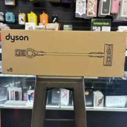 DYSON V8 VACUUM 