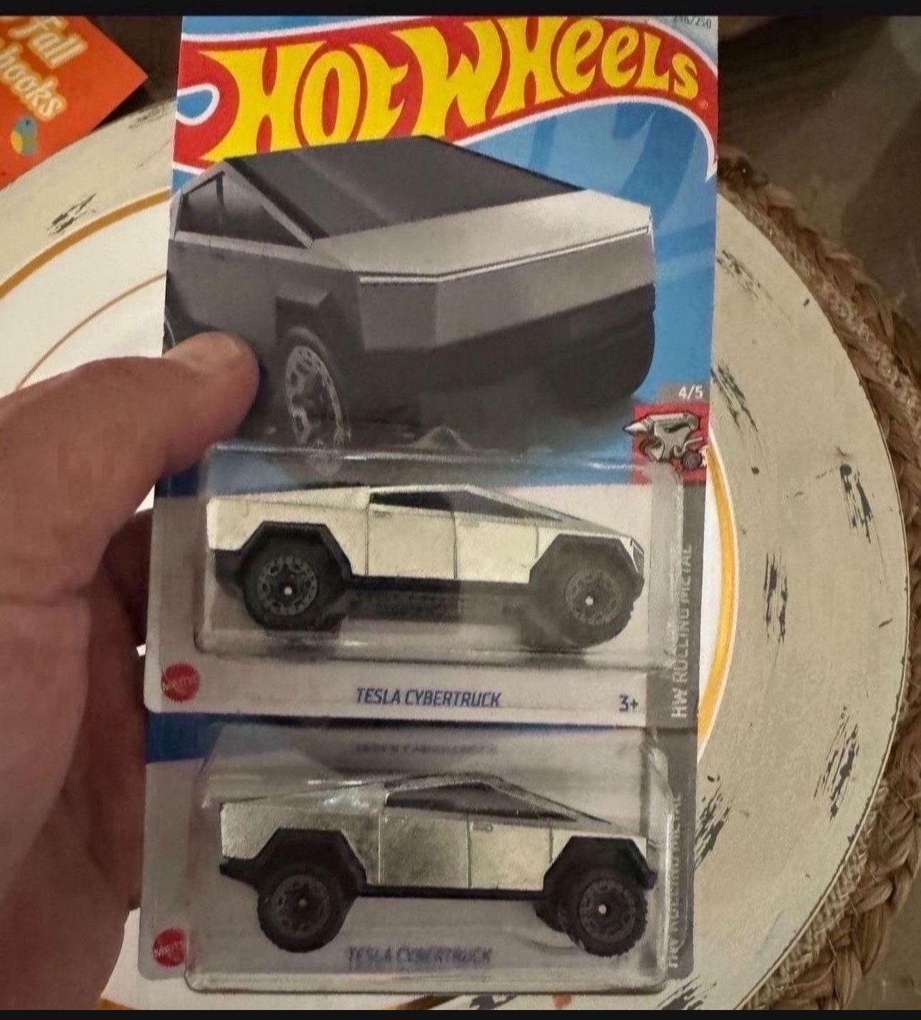 2 HOTWHEELS CYBERTRUCK