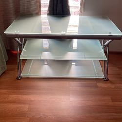 Mesita De Vidrio Y Tubos Laminados Resistente Para TV o Cualquier Uso.