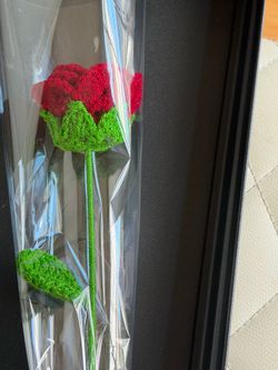 Rosa roja tejida en crochet