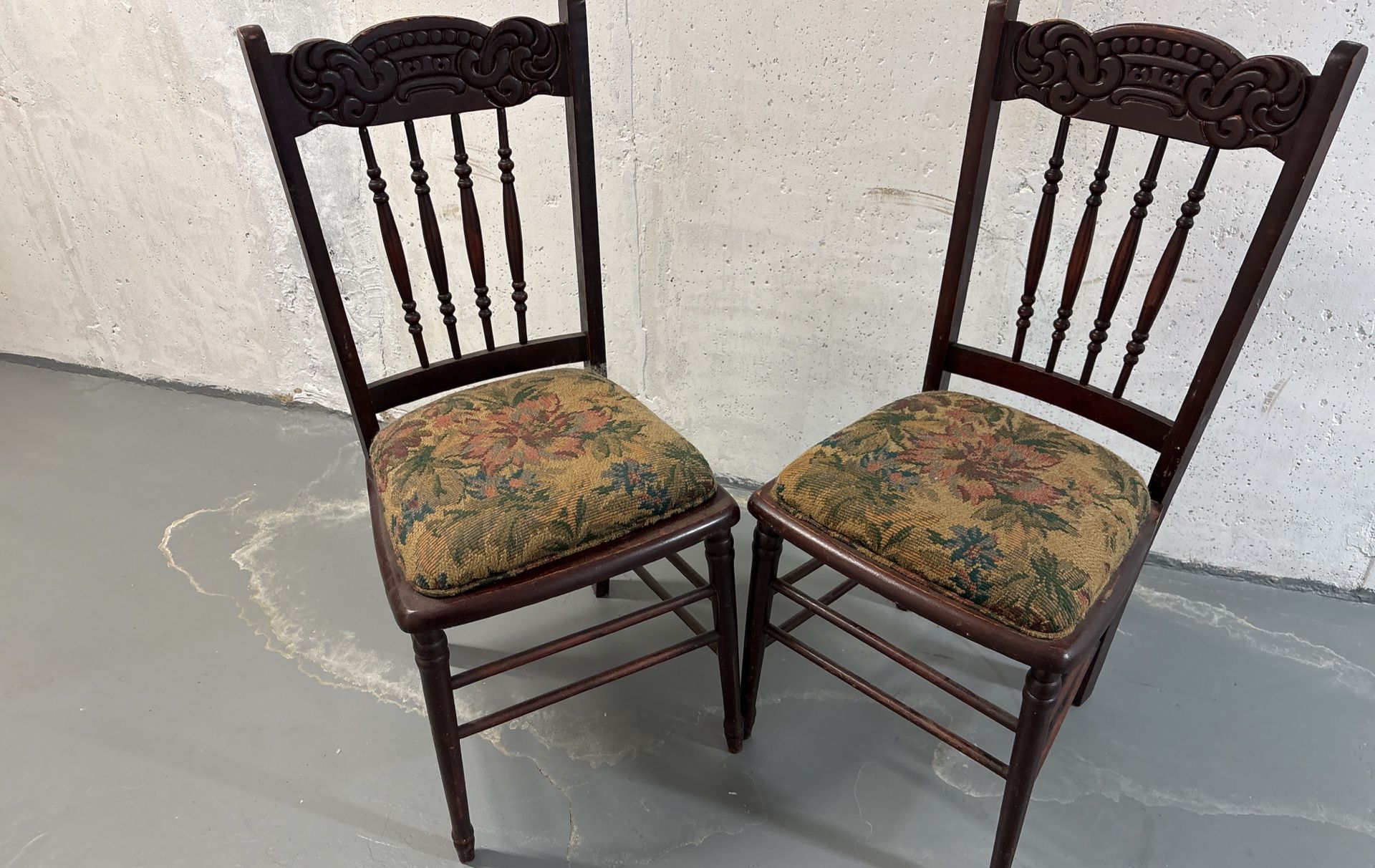 2 Heyword Brothers Wakefield Antique Dining Chairs Cherry Colored Carved Wood