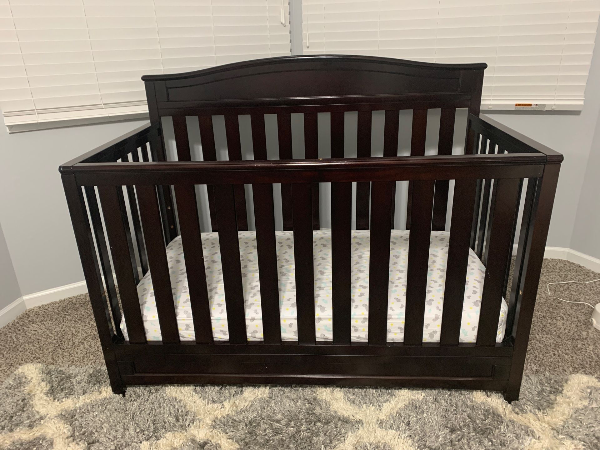 Baby Crib / Toddler Bed
