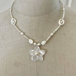 Mother Of Pearl Flower Pendant Necklace 
