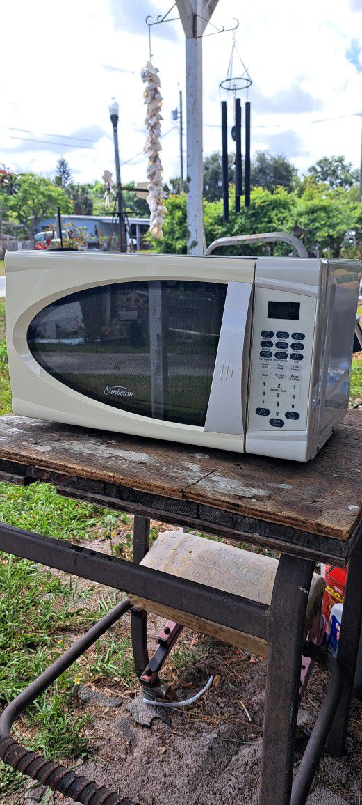 Microwave oven. By sunbeam.