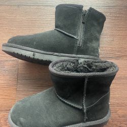 Kids Ugg, Size 2 Great condition, but one pull is missing 