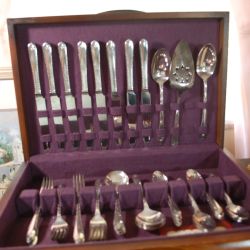 INTERNATIONAL SILVERPLATE FLATWARE, SERVICE FOR 8 , VERY GOOD CONDITION, CIRCA 1940, EXQUISITE PATTERN.